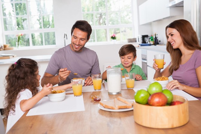 No salgas sin desayunar. Quince minutos son más que suficientes. Recargarás tu organismo de energía para afrontar el día de la mejor manera física y psicológica.