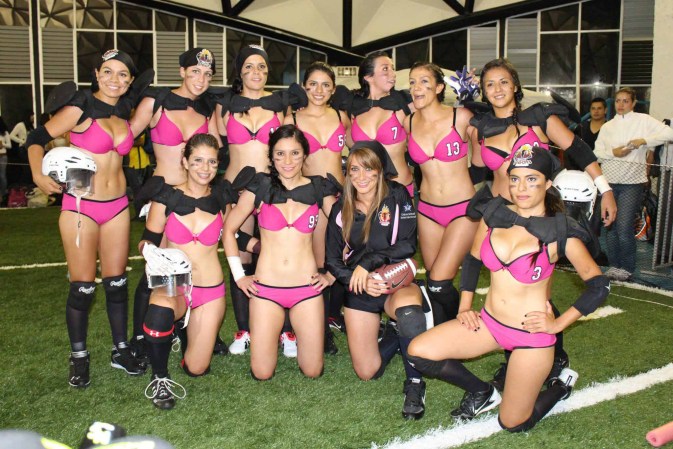 La liga Iberoamericana de Fútbol (LIBF) se ha convertido en todo un fenómeno mediático en México, donde el fútbol americano es jugado por mujeres en bikini.