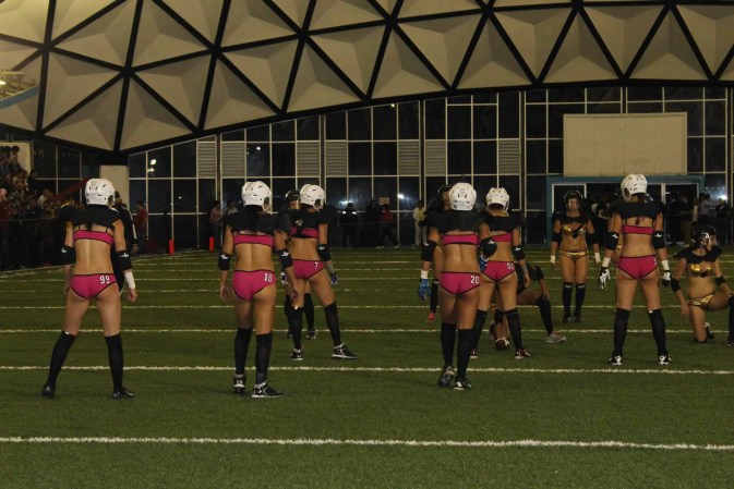 La liga Iberoamericana de Fútbol (LIBF) se ha convertido en todo un fenómeno mediático en México, donde el fútbol americano es jugado por mujeres en bikini.