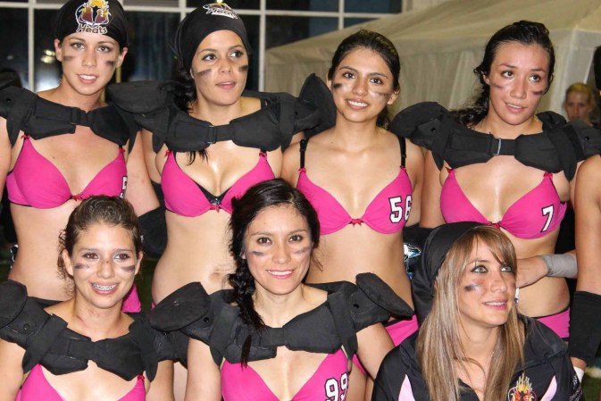 La liga Iberoamericana de Fútbol (LIBF) se ha convertido en todo un fenómeno mediático en México, donde el fútbol americano es jugado por mujeres en bikini.