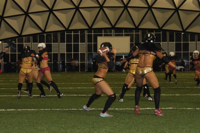 Las chicas participantes tienen a jugadoras que practican fitness, karate, y aeróbics.
