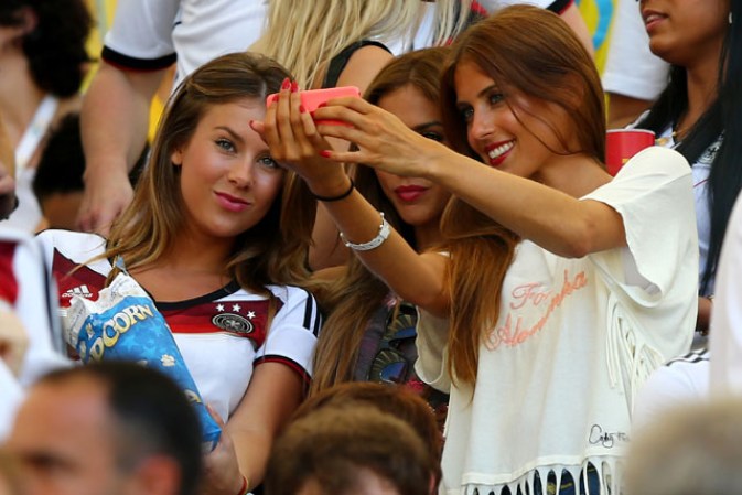 Montana Yorke, novia de Andre Schuerrle (Alemania), Ann-Kathrin Brommel, novia de Mario Gotze (Alemania) y Cathy Fischer, novia de Mats Hummels (Alemania).