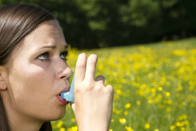 4. Asma: Los bronquios se contraen y hay una reducción en la producción de antiinflamatorios naturales y hormonas antialérgicas.