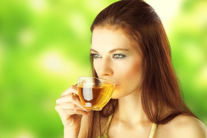 No confundas la sed con el hambre. Si tienes ansias de comer cuando no se supone que debas hacerlo, prepárate una buena taza de té y aléjate de la cocina a toda prisa.