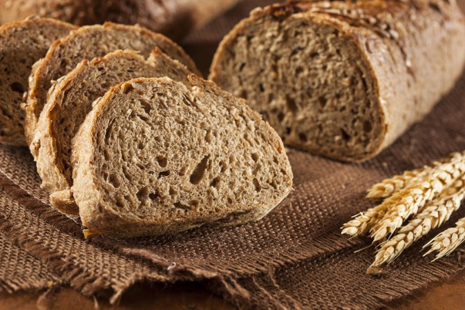 Pan integral o con frutas. Algunos panes dulces o con frutas q contienen más azúcar de lo recomendado, el aporte calórico puede ascender a 650 calorías y 29 gramos de grasa.
