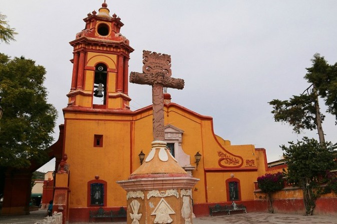 El Templo de San Sebastián Mártir, una construcción de estilo ecléctico que se erigió de 1700 a 1725, se localiza en Bernal y es uno de los atractivos turísticos de la zona.