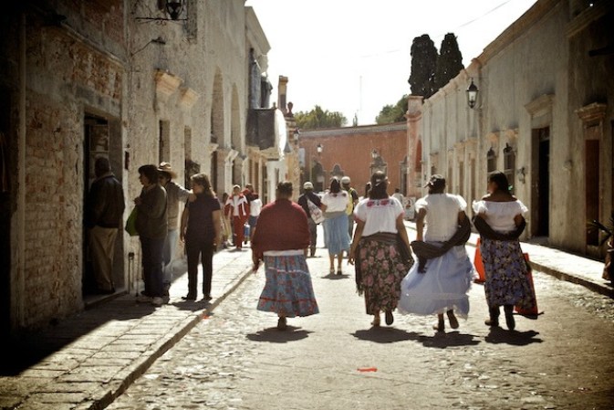 En el pintoresco pueblito de Bernal hay grupos indígenas que tejen cobijas y jorongos de lana para resguardarse del viento proveniente de la sierra, y en las calles venden dulces de membrillo, guayaba y cacahuate.