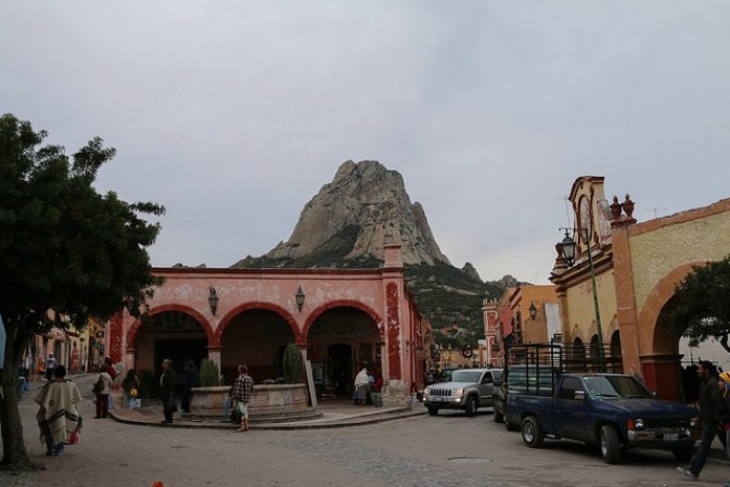 A partir del Equinoccio de Primavera (21 de marzo), cada fin de semana se reúnen en Bernal cientos de visitantes que buscan escalar la Peña o disfrutar su paisaje.