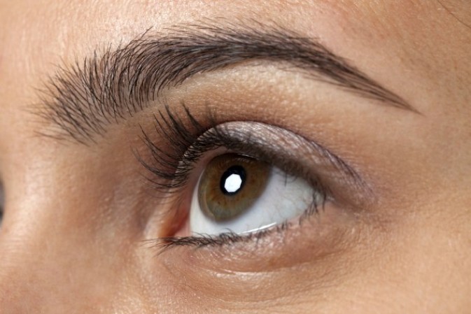 14. Con un poquito de vaselina puedes mantener en su sitio los vellos de las cejas.