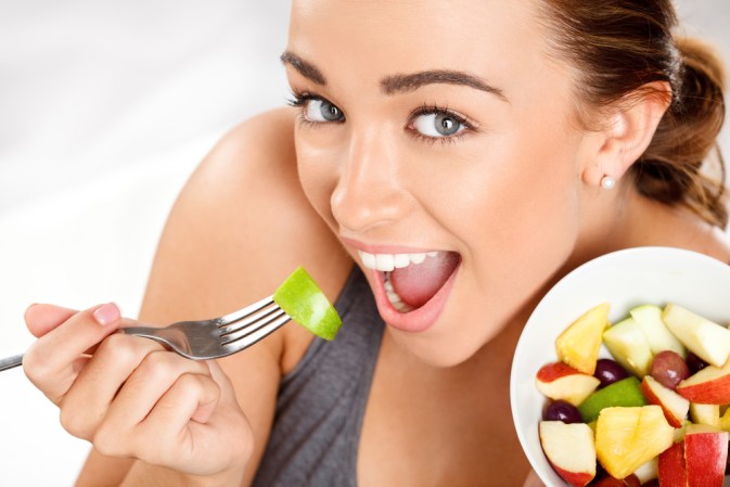 Consume un mínimo de cinco raciones de frutas y verduras por día. Aportan vitaminas, minerales, agua y fibra, además de que contienen pocas calorías, grasas, sodio y nada de colesterol. El reparto ideal consiste en tres piezas de fruta y dos raciones de verdura.