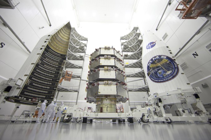 Los observatorios Magnetospheric Multiscale procesados para despegue en el Astrotech Space Operations en Titusville,