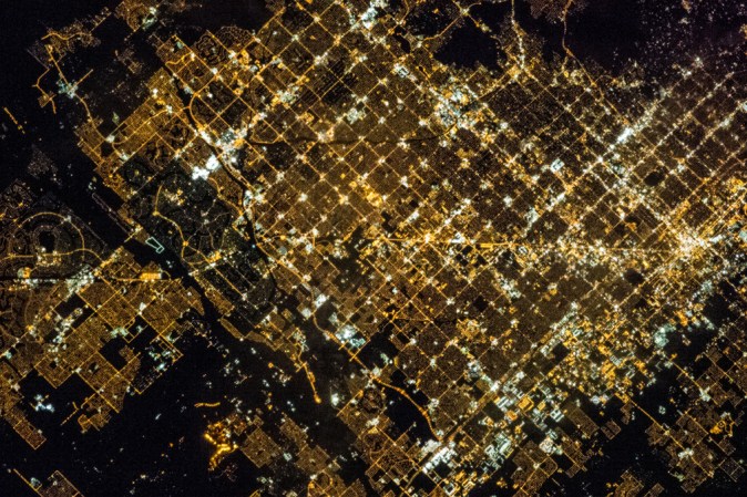 Imagen nocturna de Phoenix desde la Estación Espacial Internacional.