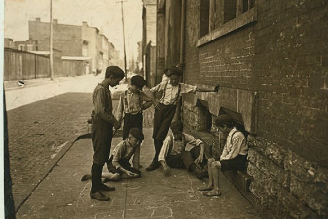 Niños jugando en la calle