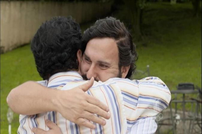 La operación es un éxito total y Pablo y su primo celebran mientras se realiza el bautizo de su primógenito.