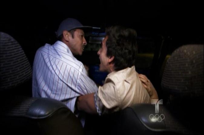 El infiltrado de la policía, cansado de no hallar alguna prueba para incriminar a Escobar, se emborracha y pelea con Gerson dentro del Jeep hasta perder el control del vehículo.