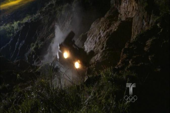 El carro cae al vacío en la montaña... Dentro van Gerson, una noviecita con la que andaba, y el espía de la policía.