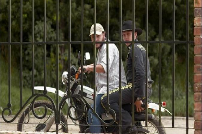 Por su parte el MR20 se infiltra en la reunión del Cartel de Medellín y comienzan un plan para secuestrar a familiares de los capos.