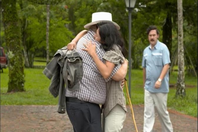 Irma Motoa finalmente regresa a su casa y abraza a su padre. La familia está feliz.