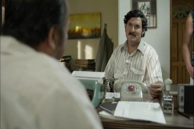 Pese a la oposición de sus socios, Escobar decide aliarse con "Ortiz" y postularse para el "honorable Congreso de la República". El líder de "Ortiz" es Luis Carlos Galán, quien ha hecho de la anti-corrupciónn un tema central de su campaña.
