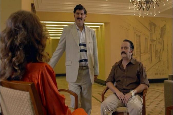 Gonzalo Gaviria, primo de Escobar, desconfia de Regina. Gonzalo no entiende cómo una mujer elegante y profesional como ella puede estar enamorada de su primo Pablo.