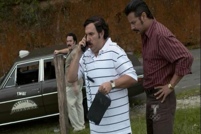 Escobar y sus socios se comunican con Pato y doña Ernilda para planear su huida a Panamá.