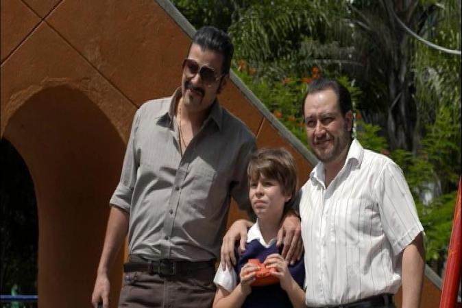 "El Peluche" y el cuñado de Pablo cumplen otro cometido: extorsionan a otros miembros del ejército para que no persigan a Escobar.