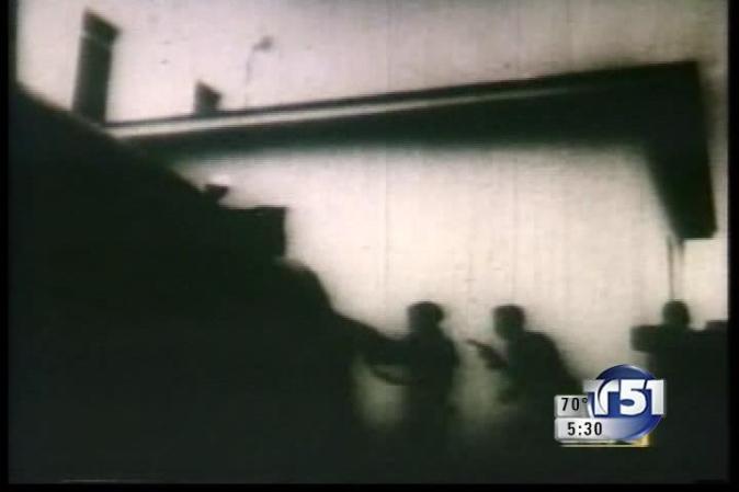 26 DE JULIO, 1953: Dirige el ataque armado contra el Cuartel Moncada en Santiago de Cuba.