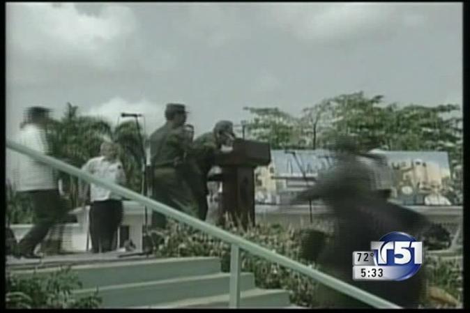 24 DE JUNIO, 2001: Castro se desmaya mientras realiza un discurso bajo el sol. Se recupera rápidamente.