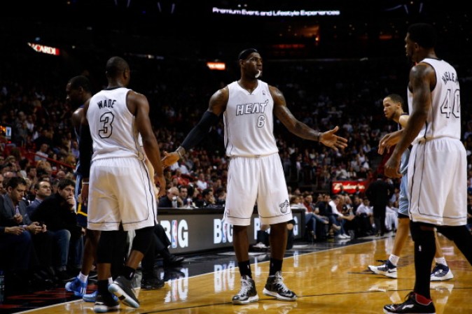 LeBron James #6, Dwyane Wade #3 y Udonis Haslem #40. Trío titular.