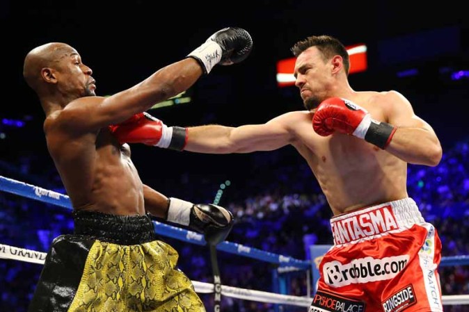 La pelea pactada a 12 asaltos no tuvo más historia que el propio Mayweather Jr., quien a pesar de no haber boxeado en más de un año, dio toda una lección de boxeo.