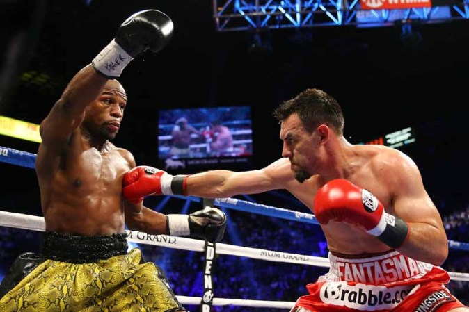 Al concluir los 12 asaltos, los tres jueces no tuvieron ninguna duda en dar ganador a Mayweather Jr. al presentar cartulinas de 117-111.
