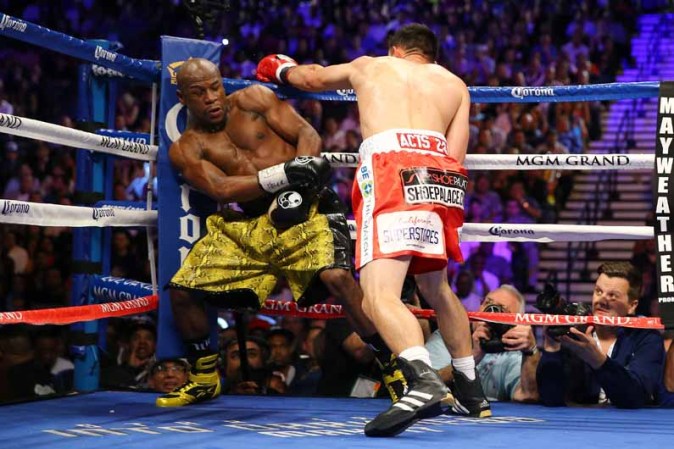 A sus 36 años, Mayweather Jr. siguió invicto y se llevó una bolsa de 32 millones de dólares, que empató la más alta que se a asegurado en la historia de los combates disputados en el estado de Nevada.