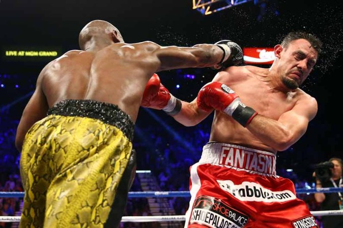 "Me quito el sombrero por la entrega y la valentía de Guerrero", declaró Mayweather Jr., al que los aficionados le pidieron que se enfrentase al filipino Manny Pacquiao.