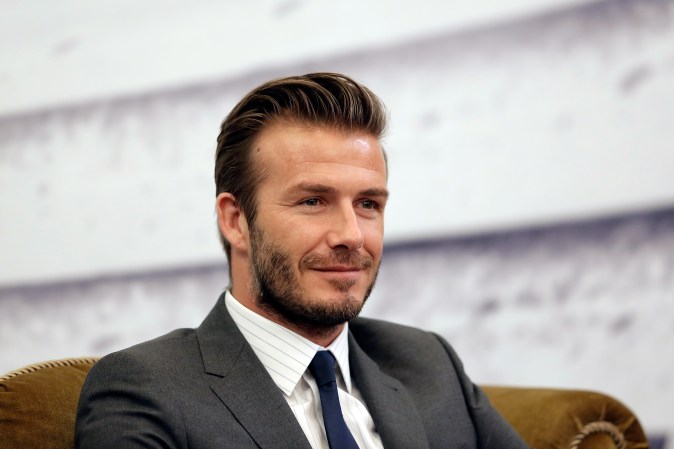 El futbolista David Beckham dice que él no se crió en una familia religiosa, pero cree que hay un ser superior que nos cuida.