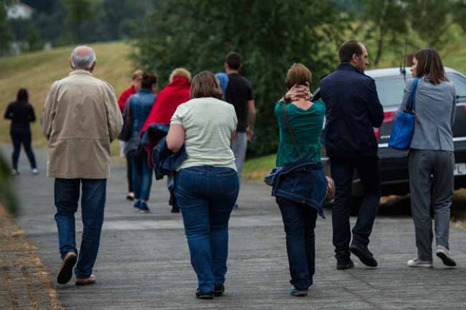 SANTIAGO DE COMPOSTELA, SPAIN - JULY 25: Relatives of passengers involved in the train crash wait for news at the Cersia Building on July 25, 2013 in Santiago de Compostela, Spain. The crash occurred on Wednesday at 8.40pm as the train approached the north-western Spanish city of Santiago de Compostela, with 247 passengers on board. At least 77 people have died and a further 131 have been reported injured. The crash occurred on the eve of Santiago de Compostela's main religious festival, which has been cancelled by the City's officials. (Photo by David Ramos/Getty Images)