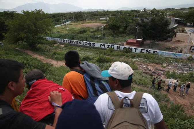 Viajeros de "la bestia" camino a la esperanza.