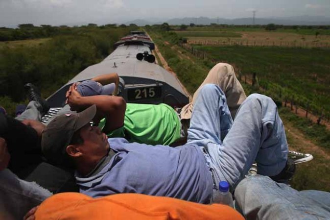 Viajeros de "la bestia" camino a la esperanza.