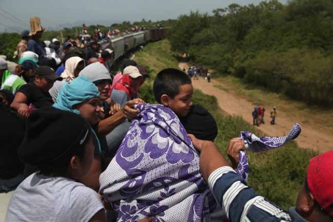 Viajeros de "la bestia" camino a la esperanza.