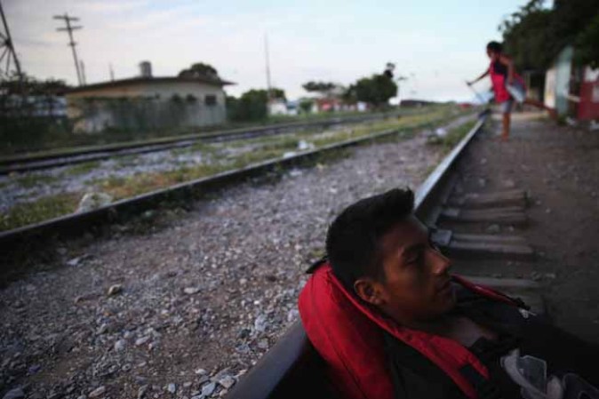 Viajeros de "la bestia" camino a la esperanza.