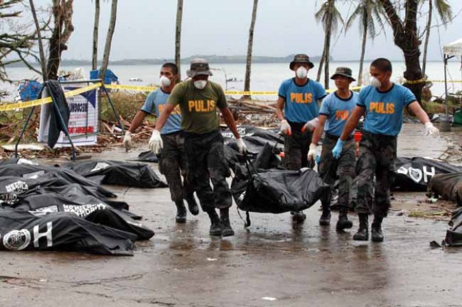 Tras la tragedia, Filipinas intenta levantarse pidiendo ayuda a la comunidad internacional desesperadamente.