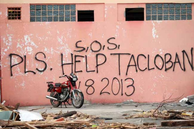 Tras la tragedia, Filipinas intenta levantarse pidiendo ayuda desesperadamente.