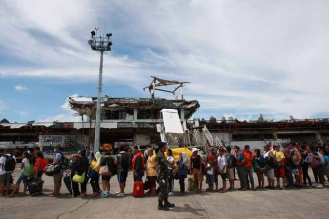 Tras la tragedia, Filipinas intenta levantarse pidiendo ayuda desesperadamente.