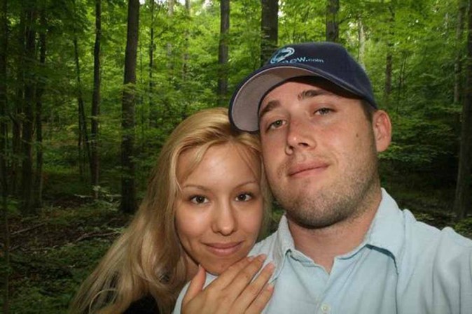 Arias en un principio negó haber estado con Travis el día en que éste murió.