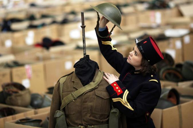 Uniformes del ejército británico preparados para rematarlos en Inglaterra.