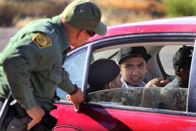 Aunque son muchos los inmigrantes que pasan por los puestos de control, miles atraviesan la frontera de manera ilegal.