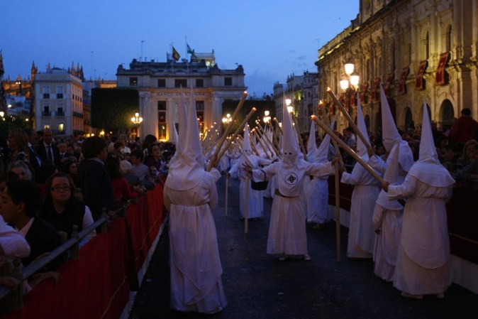 Procesión de la Cofradía de San Gonzálo en Sevilla, España. Los participantes visten los gorros y las túnicas en representación de los nazarenos.