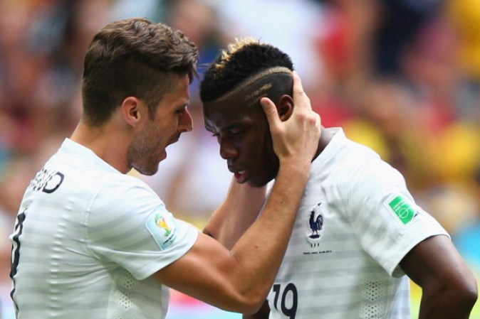 El francés Paul Pogba (derecha)