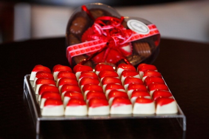 Regalos populares que dan los hombres: tarjetas de felicitación (57%), flores ( 54%) y joyas ( 24%).