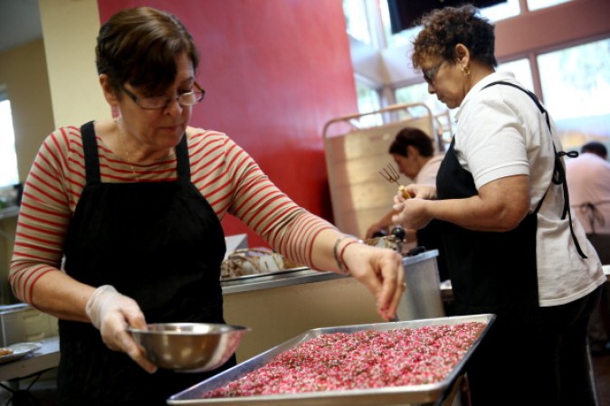 Los empleados de “Le Chocolatier” en Miami, Florida preparan dulces para el Día de San Valentín.