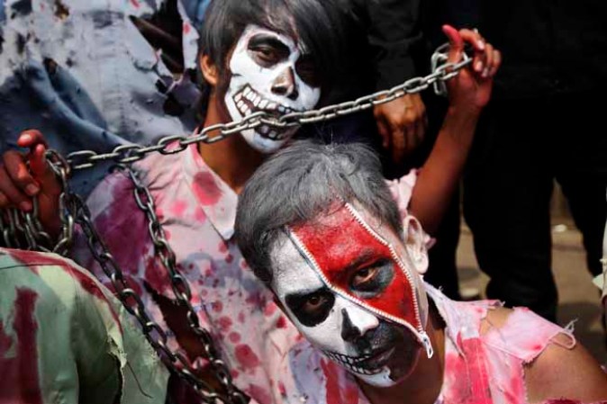 En Indonesia, los protestantes por las deficiencias laborales se disfrazaron de zombies.